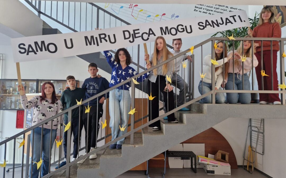 GRUBIŠNOPOLJSKI SREDNJOŠKOLCI POSLALI PORUKU MIRA I TOLERANCIJE